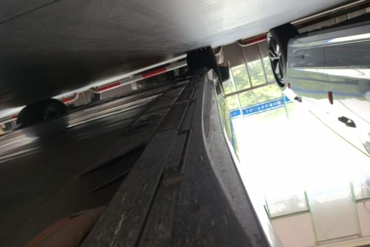 Used Nio ET5T 2025 75 kWh Touring Right Side Sill