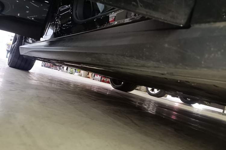 Used Nio ET5T 2025 75 kWh Touring Right Side Sill