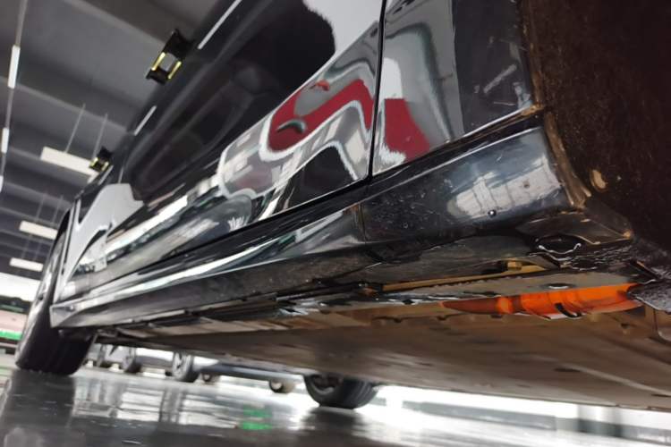 Used Nio ET5T 2025 75 kWh Touring Right Side Sill
