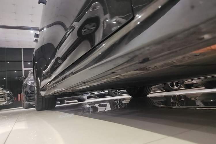 Used Nio ET5T 2025 75 kWh Touring Right Side Sill