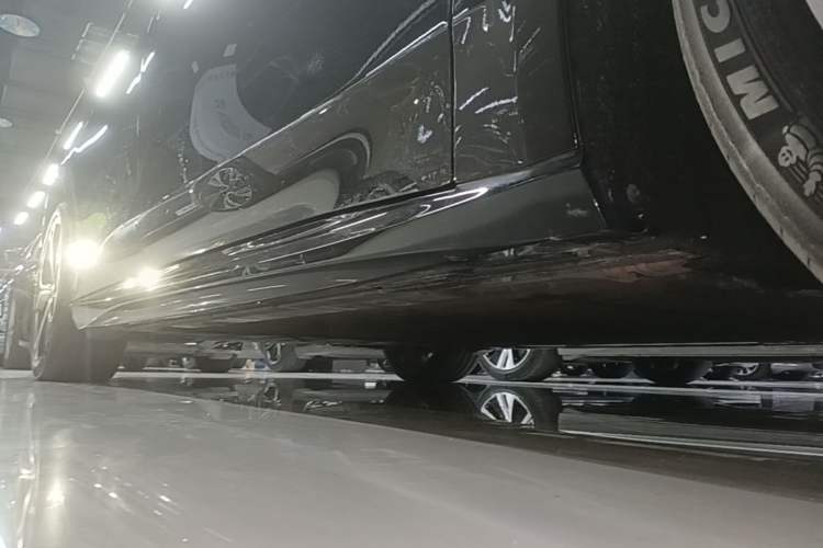 Used Nio ET5T 2025 75 kWh Touring Right Side Sill