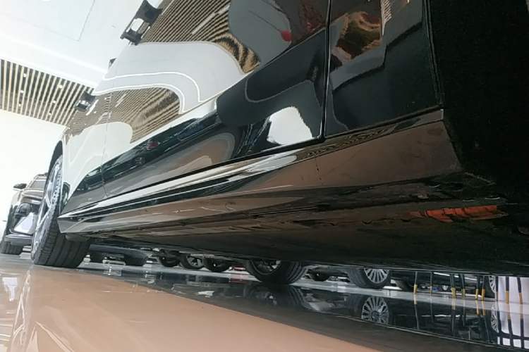 Used Nio ET5T 2025 75 kWh Touring Right Side Sill