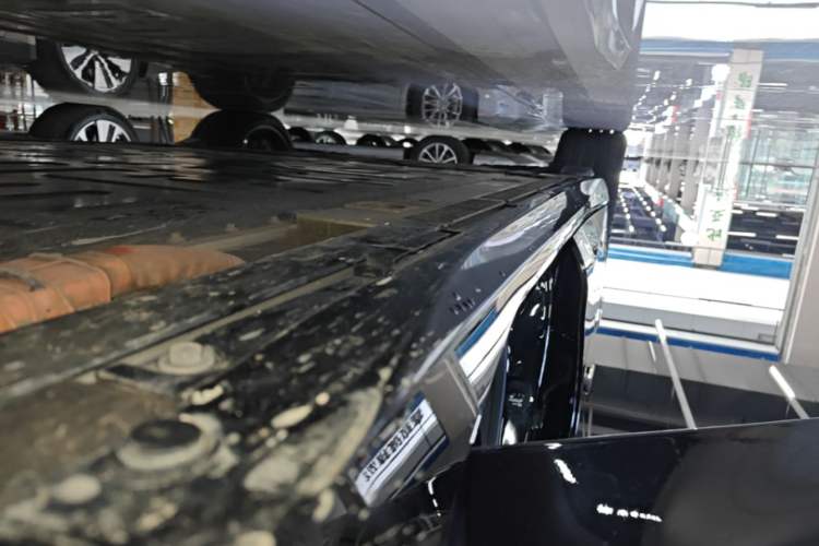 Used Nio ET5T 2025 75 kWh Touring Right Side Sill