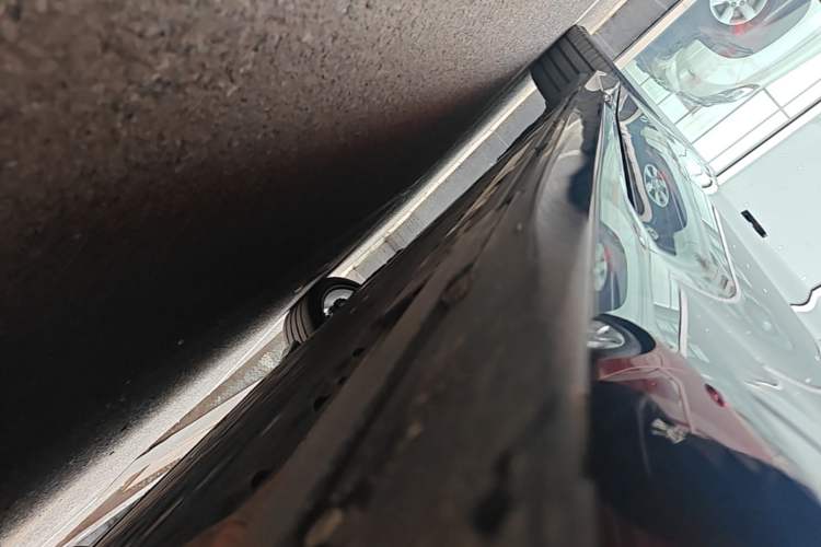Used Nio ET5T 2025 75 kWh Touring Right Side Sill