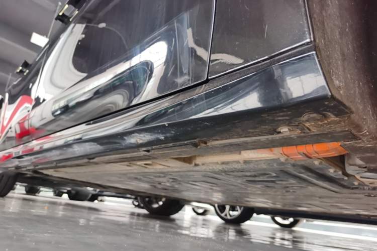 Used Nio ET5T 2025 75 kWh Touring Right Side Sill