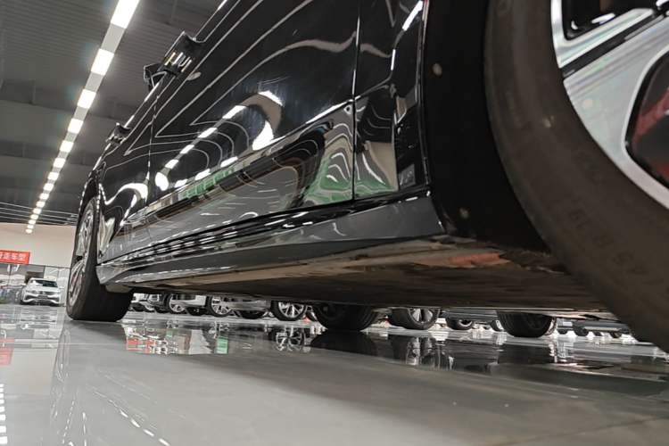 Used Nio ET5T 2025 75 kWh Touring Right Side Sill