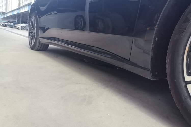 Used Nio ET5T 2025 75 kWh Touring Right Side Sill