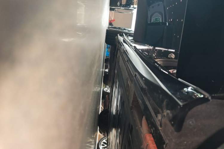 Used Nio ET5T 2025 75 kWh Touring Right Side Sill