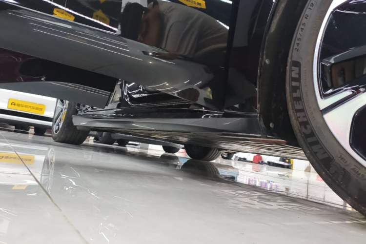 Used Nio ET5T 2025 75 kWh Touring Right Side Sill