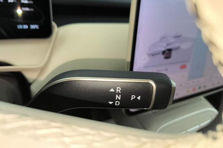Used Nio ET5T 2025 75 kWh Touring Gear Lever
