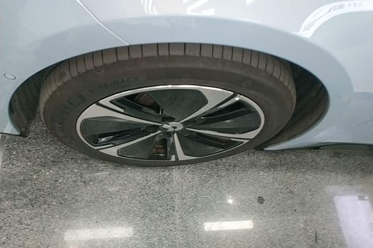 Used Nio ET5T 2025 75 kWh Touring Left Front Wheel Hub
