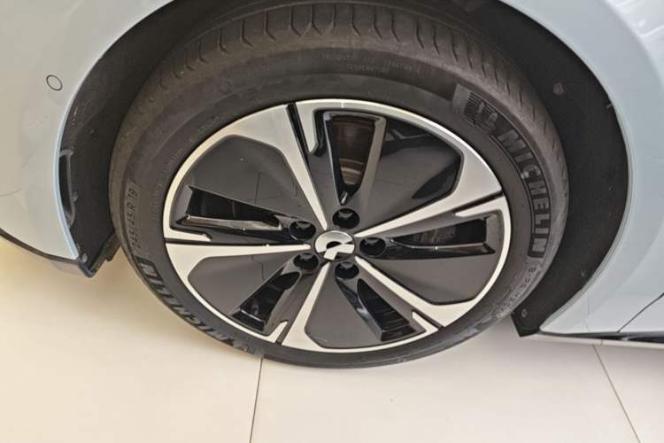 Used Nio ET5T 2025 75 kWh Touring Left Front Wheel Hub