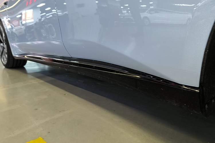 Used Nio ET5T 2025 75 kWh Touring Left Side Sill