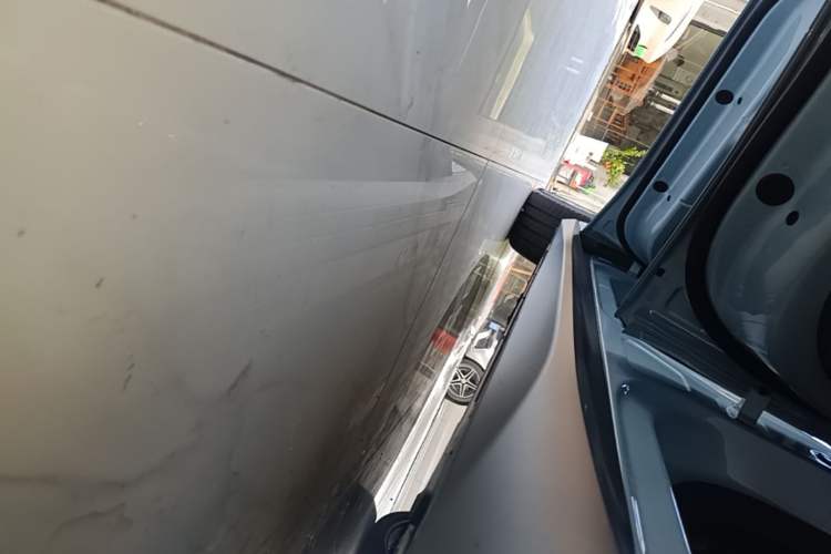 Used Nio ET5T 2025 75 kWh Touring Left Side Sill
