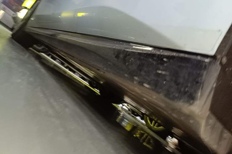 Used Nio ET5T 2025 75 kWh Touring Left Side Sill