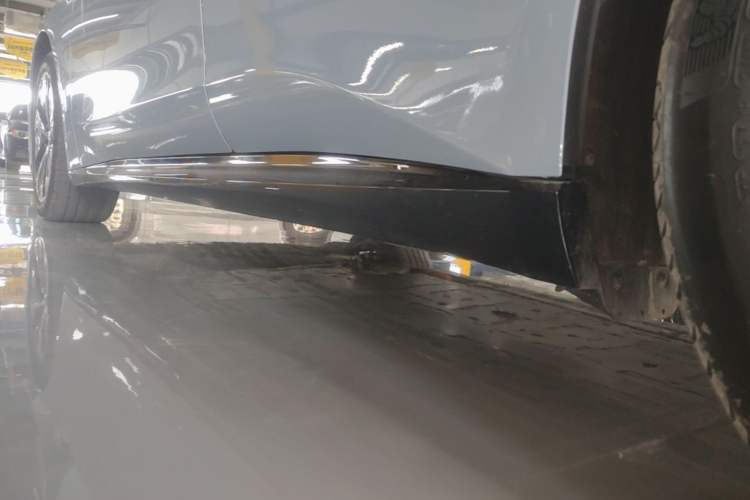 Used Nio ET5T 2025 75 kWh Touring Left Side Sill