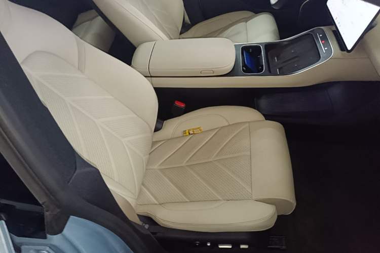 Used Nio ET5T 2025 75 kWh Touring Right Front Seat