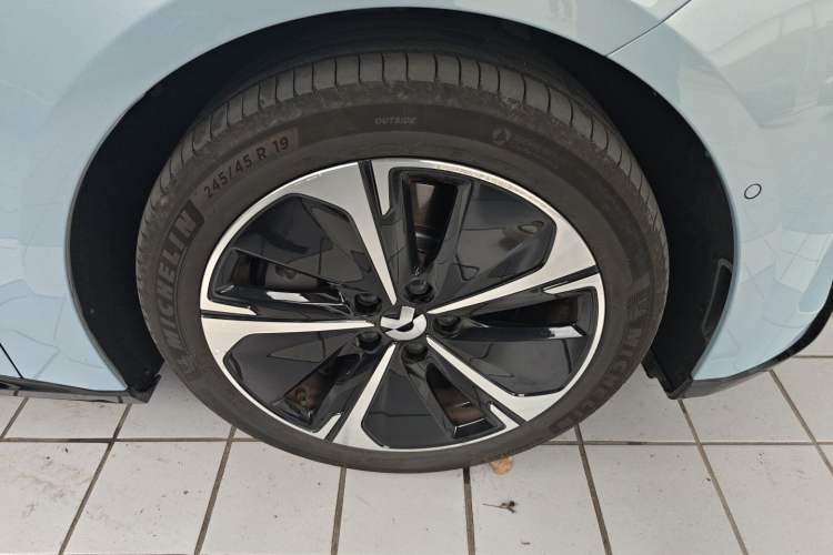 Used Nio ET5T 2025 75 kWh Touring Right Front Wheel Hub