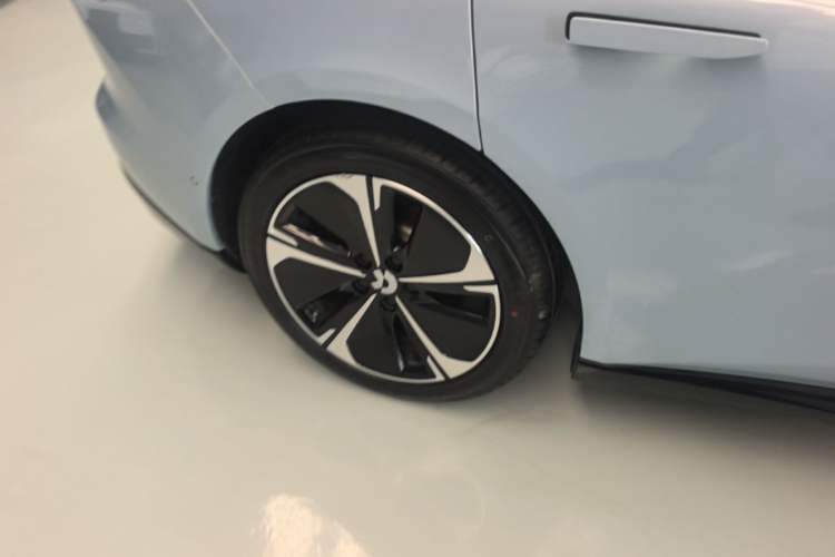 Used Nio ET5T 2025 75 kWh Touring Right Rear Wheel Hub