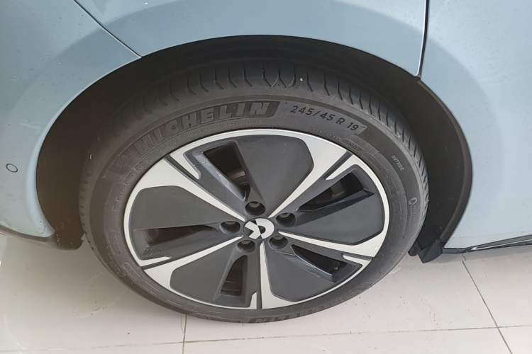 Used Nio ET5T 2025 75 kWh Touring Right Rear Wheel Hub