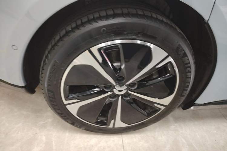 Used Nio ET5T 2025 75 kWh Touring Right Rear Wheel Hub