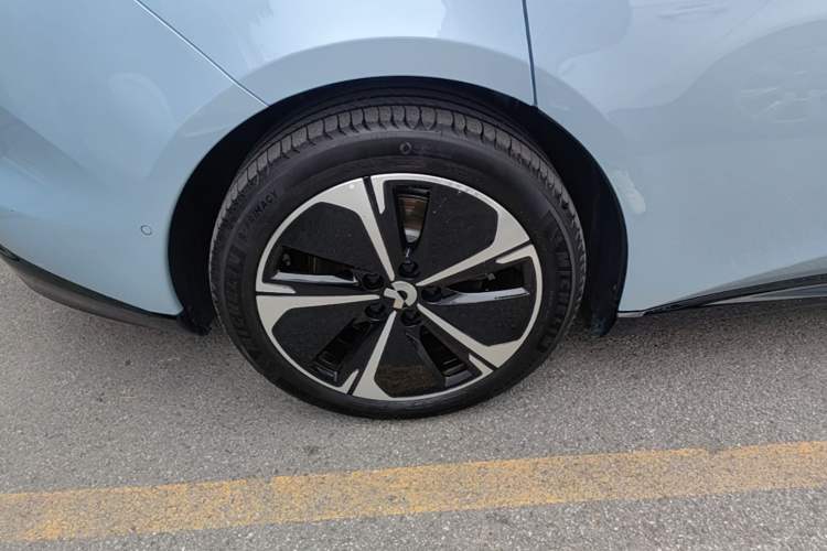 Used Nio ET5T 2025 75 kWh Touring Right Rear Wheel Hub