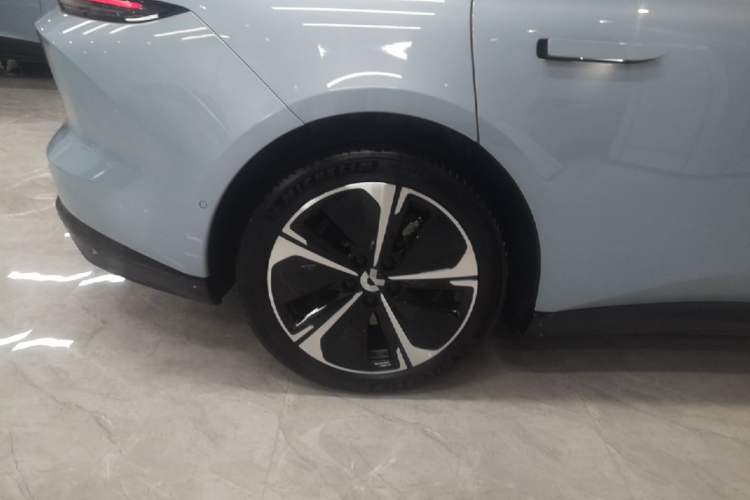 Used Nio ET5T 2025 75 kWh Touring Right Rear Wheel Hub