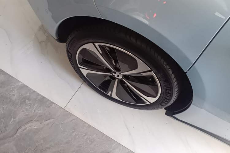 Used Nio ET5T 2025 75 kWh Touring Right Rear Wheel Hub