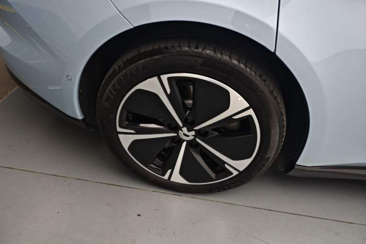 Used Nio ET5T 2025 75 kWh Touring Right Rear Wheel Hub