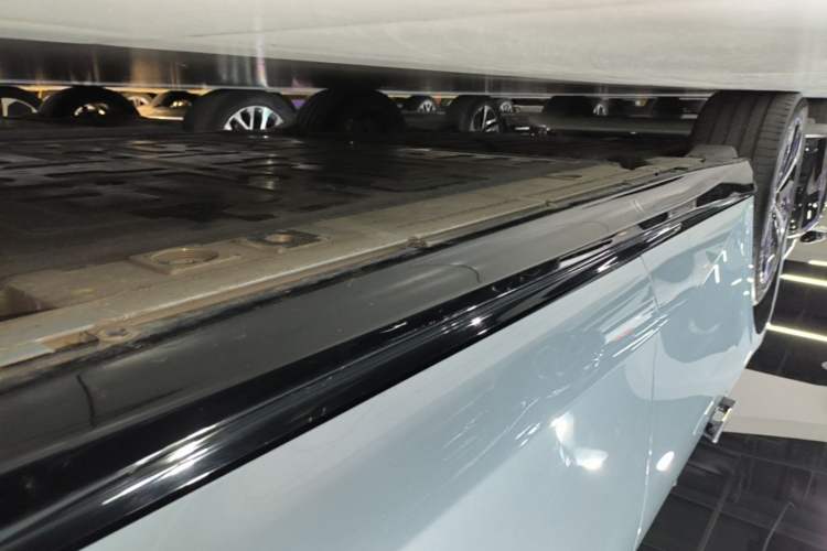Used Nio ET5T 2025 75 kWh Touring Right Side Sill