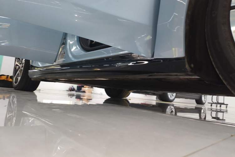 Used Nio ET5T 2025 75 kWh Touring Right Side Sill