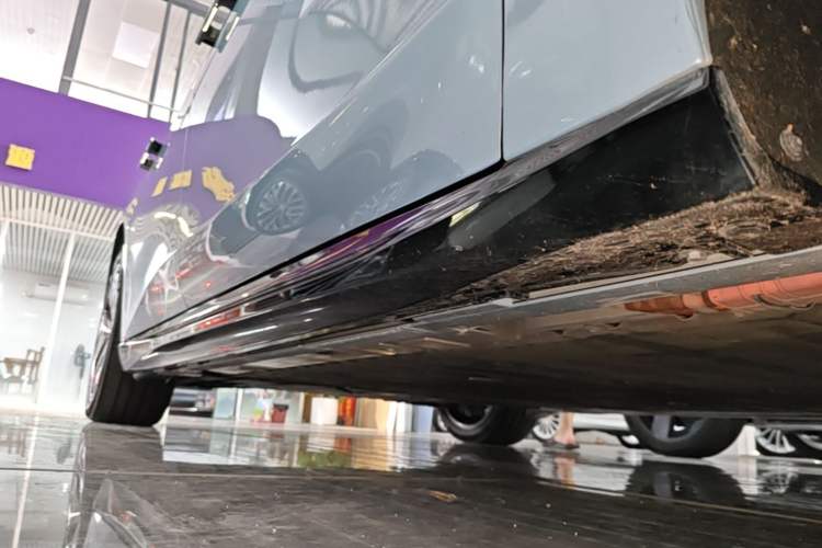 Used Nio ET5T 2025 75 kWh Touring Right Side Sill