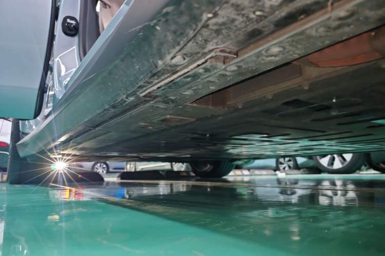Used Nio ET5T 2025 75 kWh Touring Right Side Sill