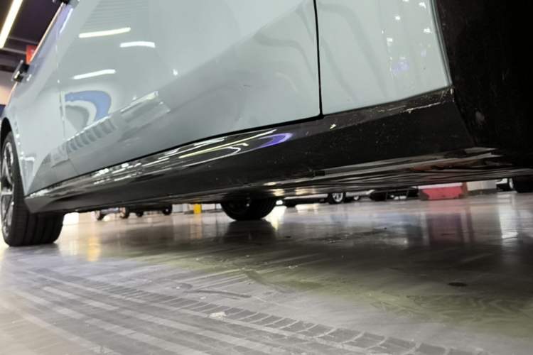 Used Nio ET5T 2025 75 kWh Touring Right Side Sill