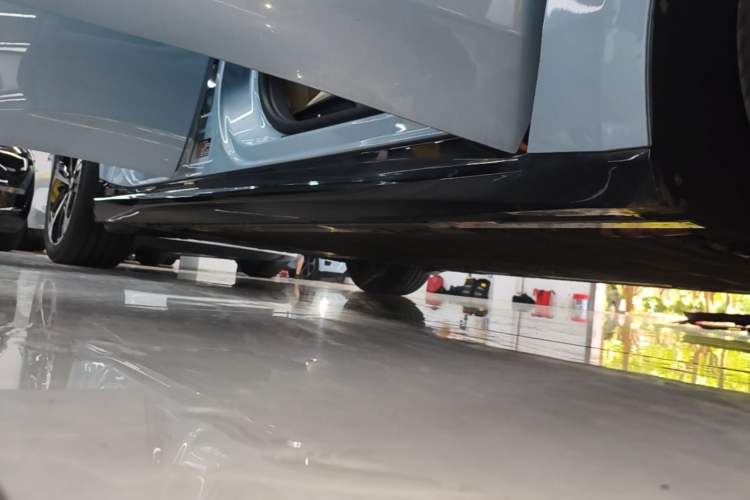 Used Nio ET5T 2025 75 kWh Touring Right Side Sill