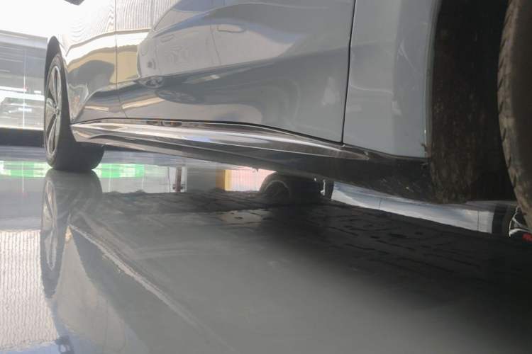 Used Nio ET5T 2025 75 kWh Touring Right Side Sill