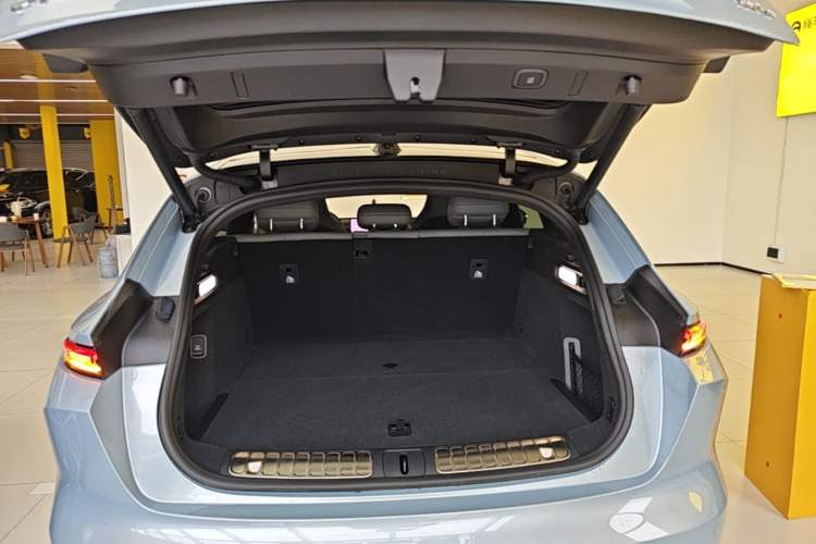 Used Nio ET5T 2025 75 kWh Touring Trunk