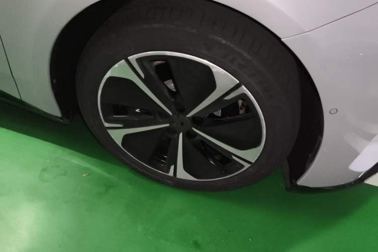 Used Nio ET5T 2025 75 kWh Touring Right Front Wheel Hub