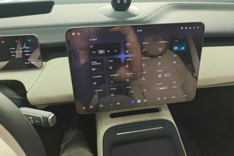 Used Nio ET5T 2025 75 kWh Touring Audio And AC Panel
