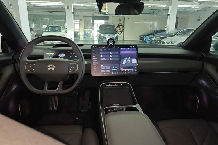 Used Nio ET5T 2025 75 kWh Touring Center Console