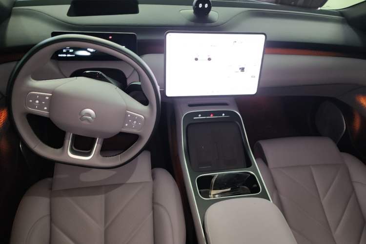 Used Nio ET5T 2025 75 kWh Touring Center Console