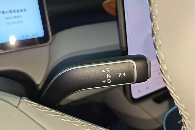 Used Nio ET5T 2025 75 kWh Touring Gear Lever