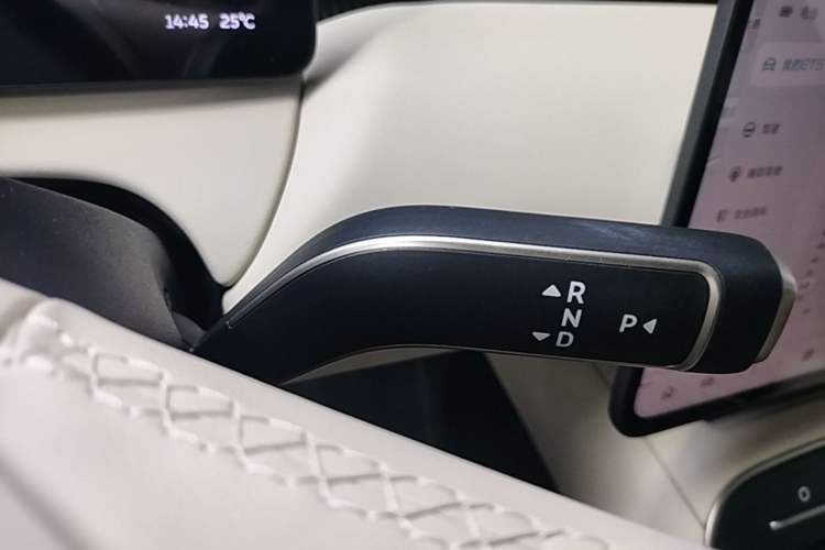 Used Nio ET5T 2025 75 kWh Touring Gear Lever