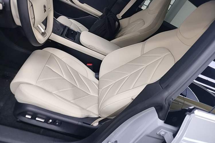 Used Nio ET5T 2025 75 kWh Touring Left Front Seat