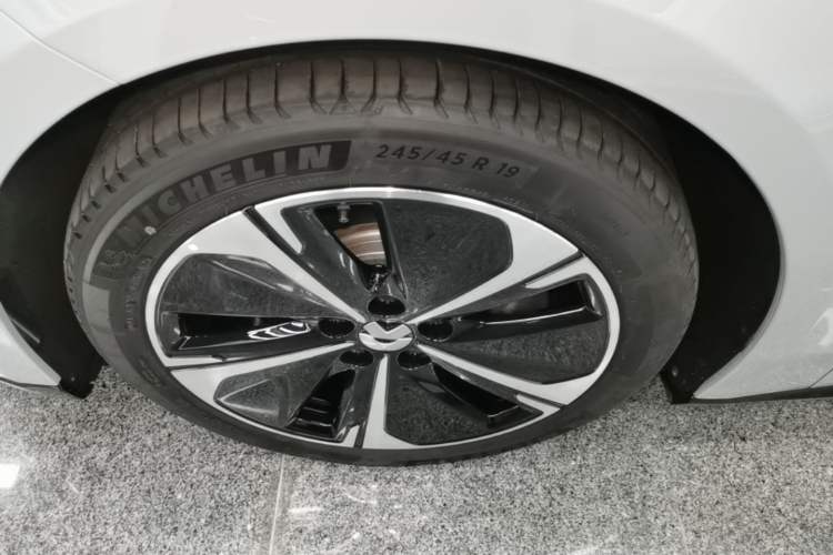 Used Nio ET5T 2025 75 kWh Touring Left Front Wheel Hub