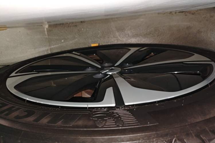 Used Nio ET5T 2025 75 kWh Touring Left Front Wheel Hub