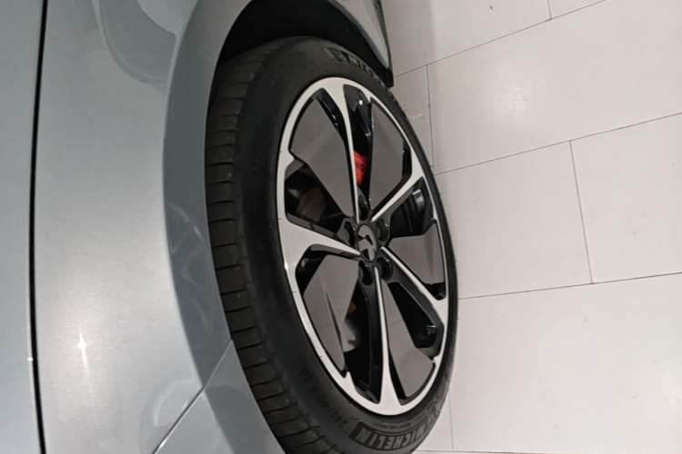 Used Nio ET5T 2025 75 kWh Touring Left Front Wheel Hub