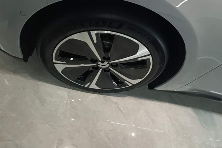 Used Nio ET5T 2025 75 kWh Touring Left Front Wheel Hub