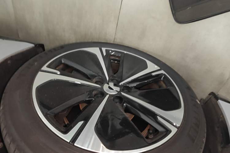Used Nio ET5T 2025 75 kWh Touring Left Front Wheel Hub