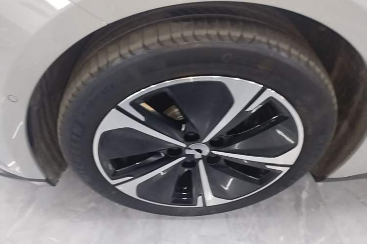 Used Nio ET5T 2025 Model Champion Commemorative Edition, 100kWh Touring Left Front Wheel Hub